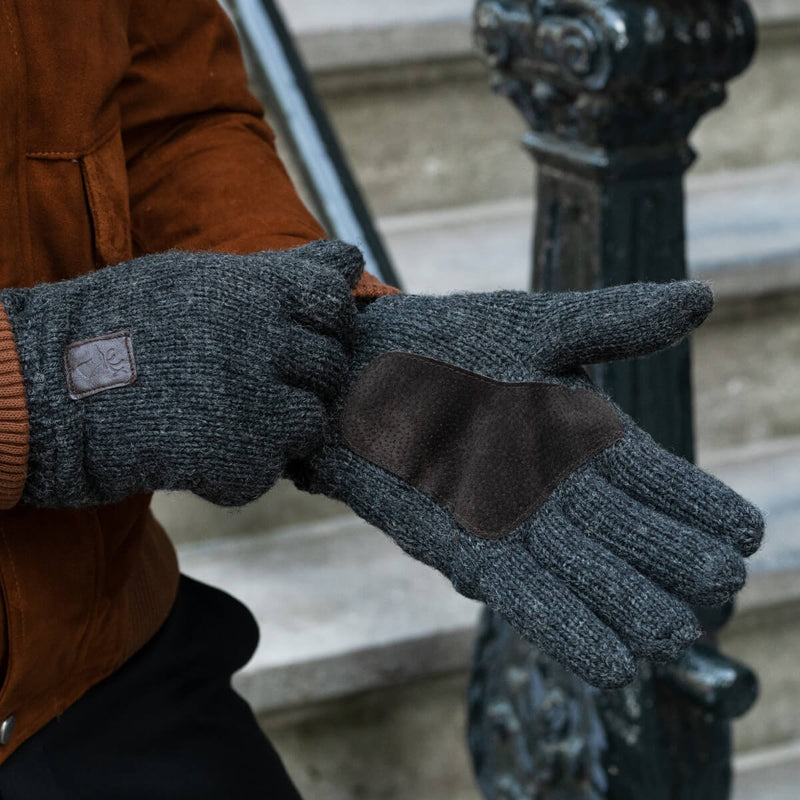 Hudson (svarta) - stickade handskar i shetlandsull med fleecefoder